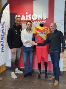 Photo du directeur commercial de Maisons Concept avec le responsable commerciale du FC Ouest Tourangeau, Bruno CHARLES et Emmanuel FRANCOIS